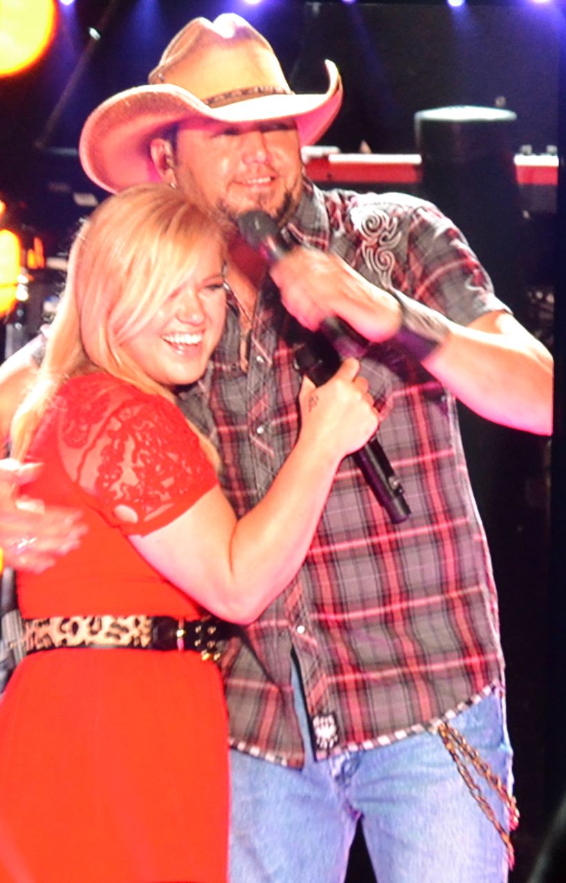 CMA Fest, Day 3 Kelly Clarkson Duets With Trisha, Jason; Duck Dynasty